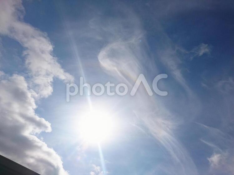 ハロ現象と不思議な雲 天国,空,天気の写真素材