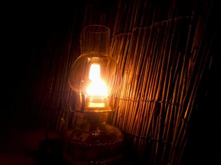 オイルランプを灯して夜をくつろぐ オイルランプ,灯り,夜の写真素材