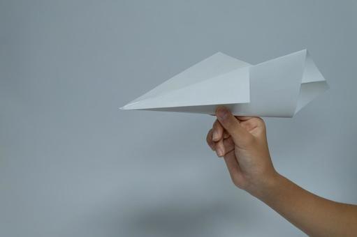 紙飛行機を持つ手とコピースペース 紙飛行機,飛行機,紙の写真素材