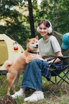 犬の隣で笑顔を見せる女性 女性,外国人,犬の写真素材
