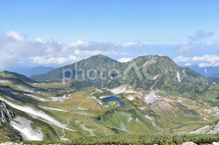 立山の登山風景（黒部アルペンルート） 空,雲,北アルプスの写真素材