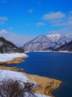 冬のダム湖 縦 冬のダム湖 縦の写真