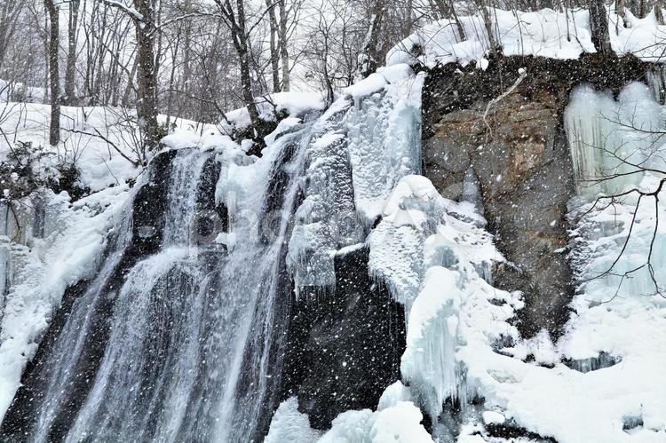冬の情景ー渓谷の滝と氷瀑ー北海道 滝,氷瀑,渓谷の写真素材