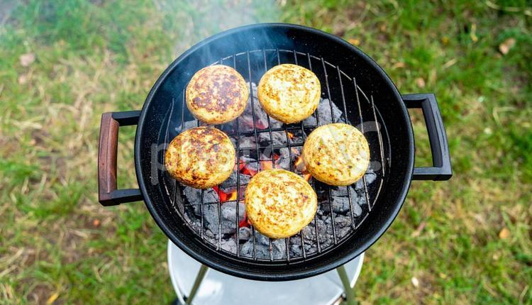 七輪で炭火焼きする焼きおにぎり おにぎり,焼きおにぎり,紅葉の写真素材