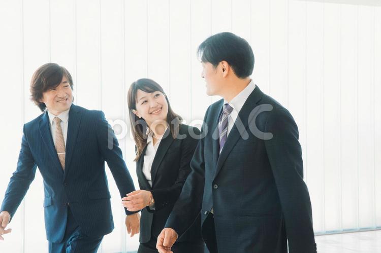 スーツの会社員（歩く） ビジネス,ビジネスマン,スーツの写真素材