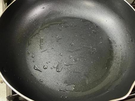 フライパンを熱して油を敷くの写真