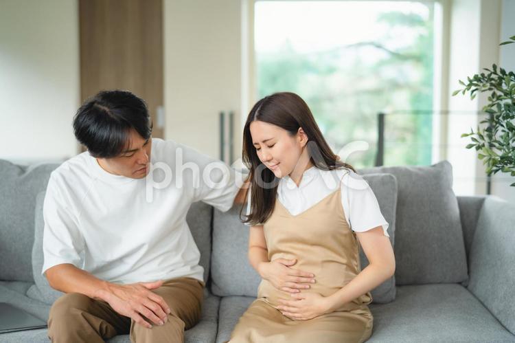 出産直前の妊婦と心配する男性 陣痛,破水,妊婦の写真素材