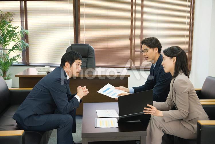 オフィスでの風景 ビジネス,会社員,男性の写真素材