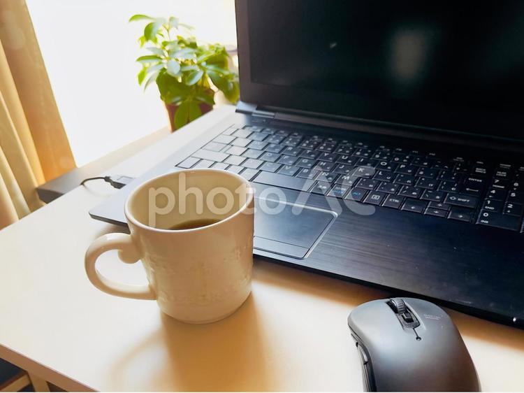 リモートワークのコーヒータイム ノートパソコン,コーヒー,ビジネスの写真素材