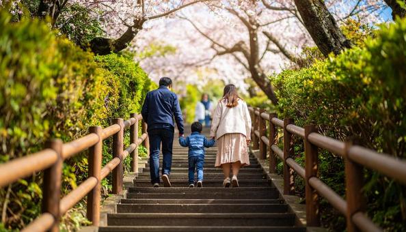 階段を登る日本人家族の写真