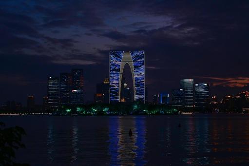 蘇州・金鶏湖から東方之門の眺め 蘇州・金鶏湖から東方之門の眺め 蘇州,金鶏湖,東方之門の写真素材