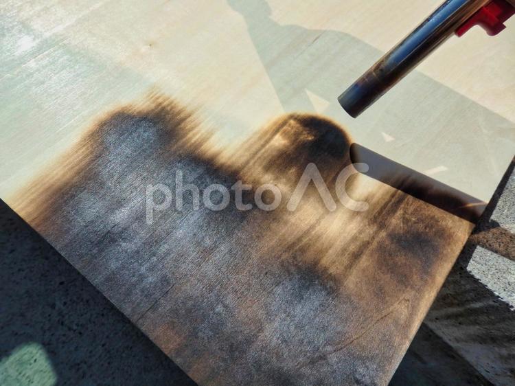 焼き板作りの様子 焼き板,バーナー,ガスバーナーの写真素材