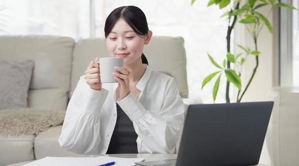 勉強中に一息つくアジア人女性 勉強中に一息つくアジア人女性 女性,勉強,休憩の写真素材