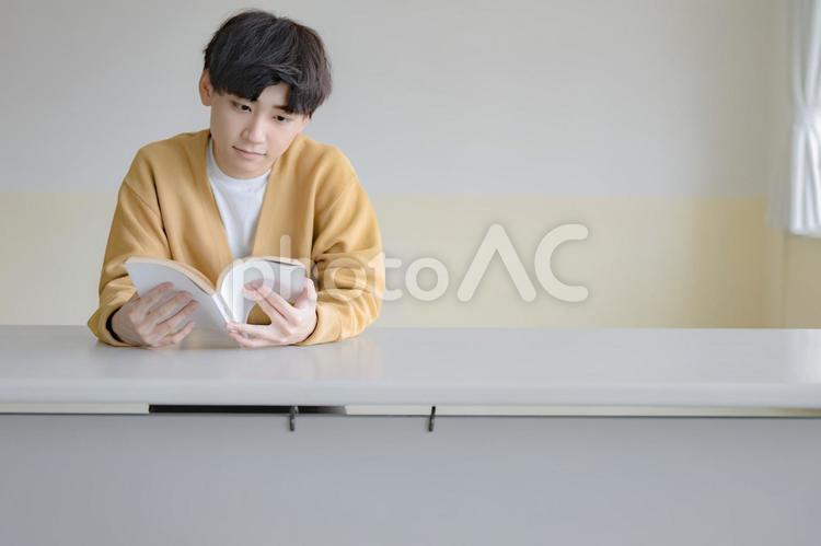 本を読む若い男性 学生,大学生,高校生の写真素材