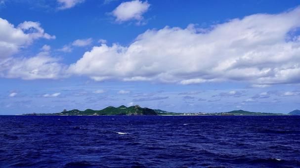 海から見た沖縄県伊是名村伊是名島 海から見た沖縄県伊是名村伊是名島の写真