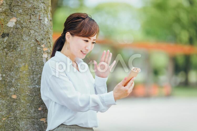 スマホを見るビジネスウーマン スマホ,リモート会議,女性の写真素材