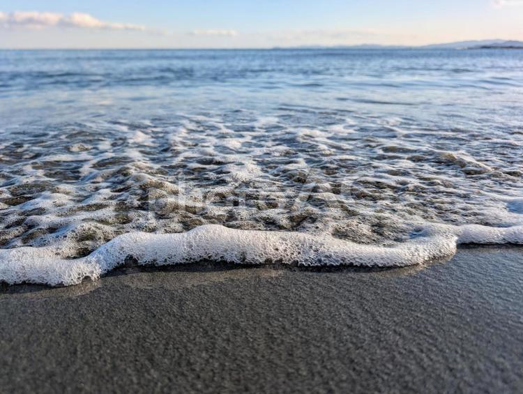 波と夕焼け1 海,砂浜,波の写真素材
