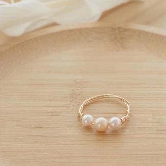 パールビーズのワイヤーリング ハンドメイド,ビーズ,アクセサリーの写真素材