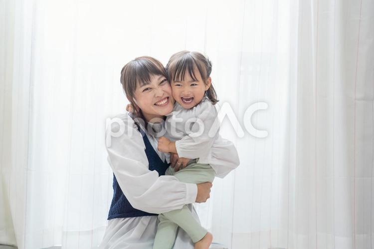 女の子を抱っこするお母さん 親子,女の子,お母さんの写真素材