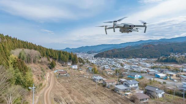 山あいの町を巡回する偵察ドローンの写真