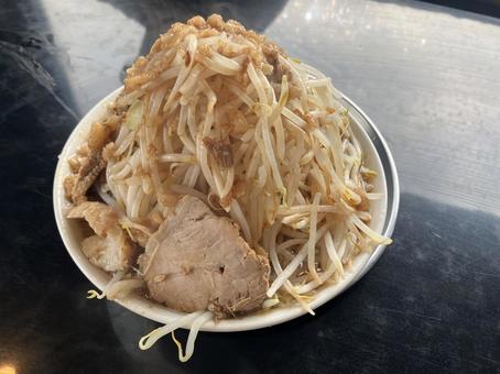 もやしマシマシラーメン もやしマシマシラーメン ビッグチャーシュー,ラーメン,醤油の写真素材