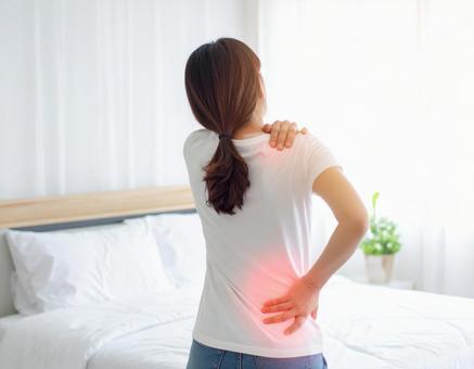 腰に痛みを感じる女性の写真