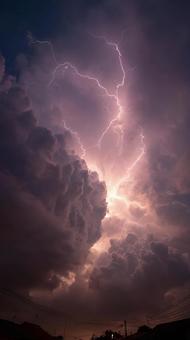 稲妻が光る雷雨の空 稲妻が光る雷雨の空の写真