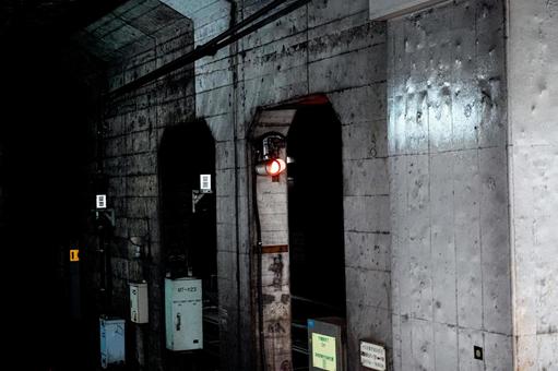 暗闇とコンクリートの地下トンネル 地下,トンネル,コンクリートの写真素材