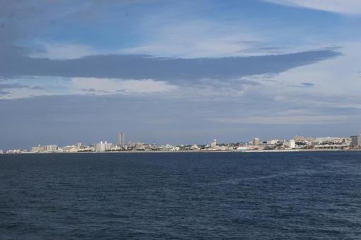 青い海面の海と海岸沿いの街並みと空の風景 青い,海面,海の写真素材
