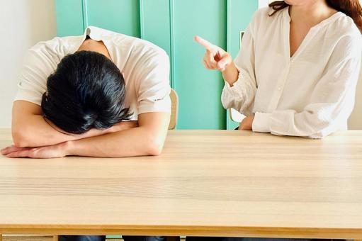 指を差して男性を責める女性 指を差して男性を責める女性 反省,責める,非難の写真素材