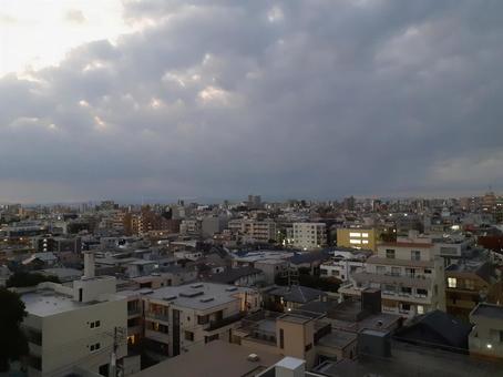 都会　高所より　天気雨　空　太陽 天気雨,太陽,雲の写真素材