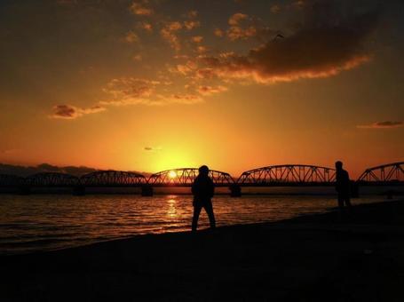 夕焼けの親子 夕焼けの親子の写真