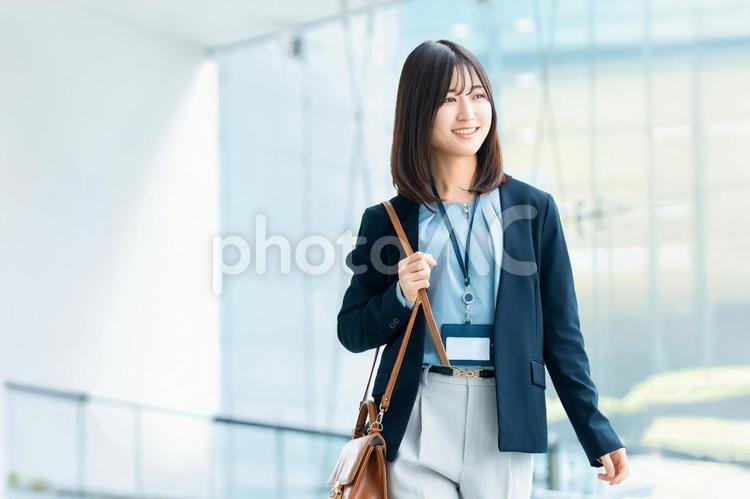 オフィスを歩く女性・ビジネスウーマン 女性,歩く,笑顔の写真素材