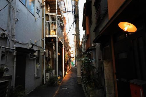 下町の路地裏と電球 裏路地,路地,街並みの写真素材