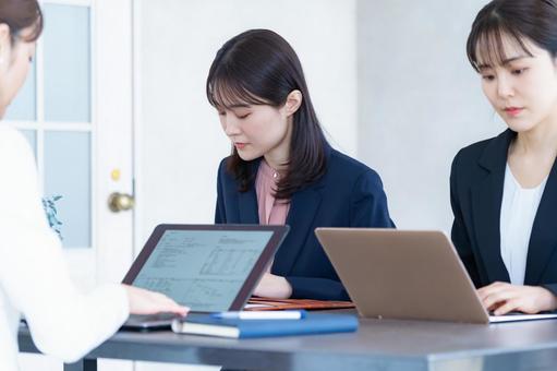 パソコン作業をする複数の女性 パソコン作業をする複数の女性 会議,会社員,ビジネスの写真素材