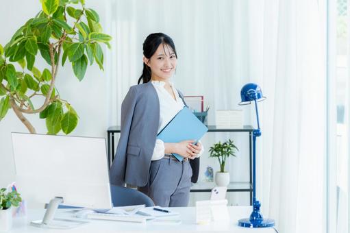 オフィスで働くビジネスウーマン オフィスカジュアル,クリエイティブオフィス,エンジニアの写真素材