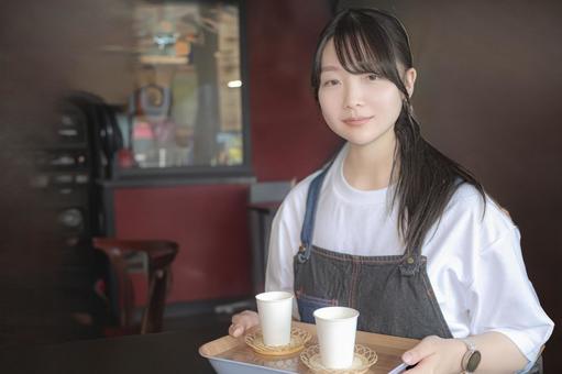 働くカフェ店員 働くカフェ店員 女性,店員,エプロンの写真素材