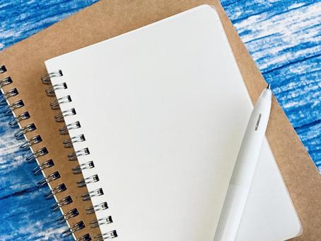 二冊のリングノート(青木目背景) 二冊のリングノート(青木目背景)の写真
