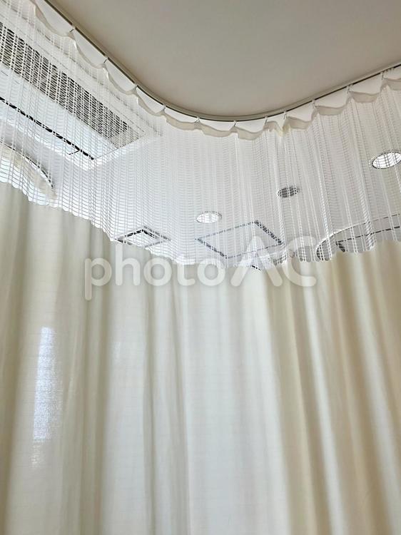 カーテンで仕切られた空間02 カーテン,天井,カーテンレールの写真素材