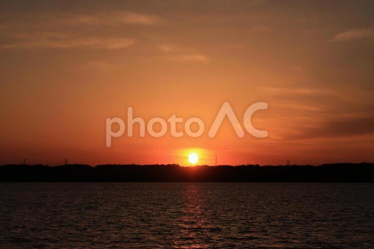 茨城県鹿嶋市側からみた北浦の夕日（ＪＲ鹿島線北浦橋梁付近） 北浦,夕日,日没の写真素材
