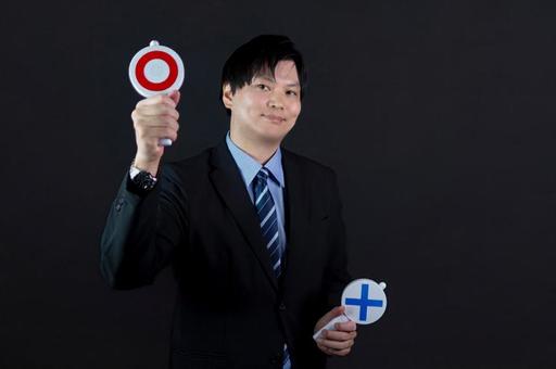 ポジティブとネガティブの意思表示 ポジティブとネガティブの意思表示 男性,ビジネスマン,スーツの写真素材