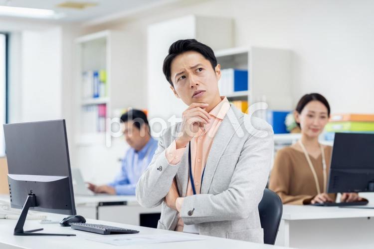 オフィスで悩むビジネスマン 悩む,ビジネスマン,ビジネスの写真素材