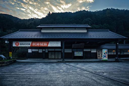 瓦屋根が美しい智頭急行智頭線の平福駅 平福駅,智頭急行,智頭線の写真素材