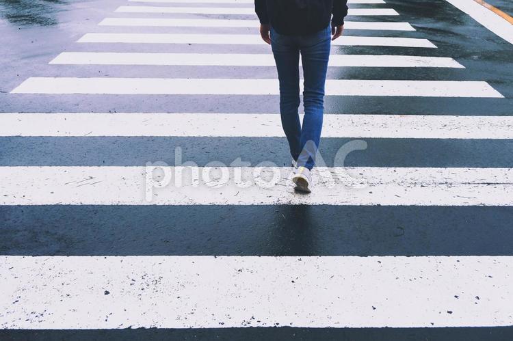 横断歩道を渡る人 横断歩道,女性,足元の写真素材