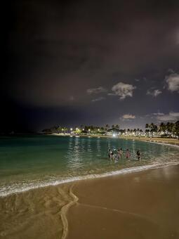 ハワイ　夜のカハナモクビーチ ハワイ,アメリカ,オアフ島の写真素材