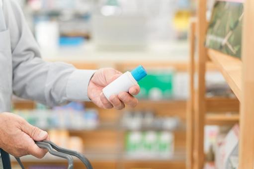 薬局でスキンケア商品を選ぶ男性の手元 薬局でスキンケア商品を選ぶ男性の手元 ドラッグストア,スキンケア用品,商品の写真素材