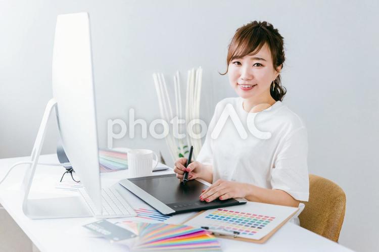 ペンタブでクリエイティブな仕事をする女性 ウェブデザイナー,デザイナー,クリエイターの写真素材