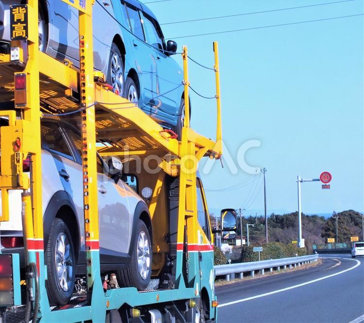 車満載のキャリアカーを追い越し 追い越し,キャリアカー,カーキャリアーの写真素材