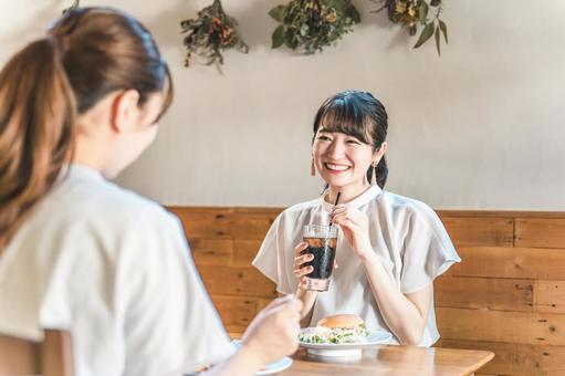 ランチをしながらおしゃべりする女性 ランチをしながらおしゃべりする女性 カフェ,ランチ,女子会の写真素材