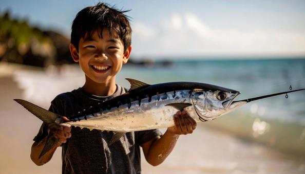 太刀魚釣りで笑顔の日本人の男の子 太刀魚釣りで笑顔の日本人の男の子の写真